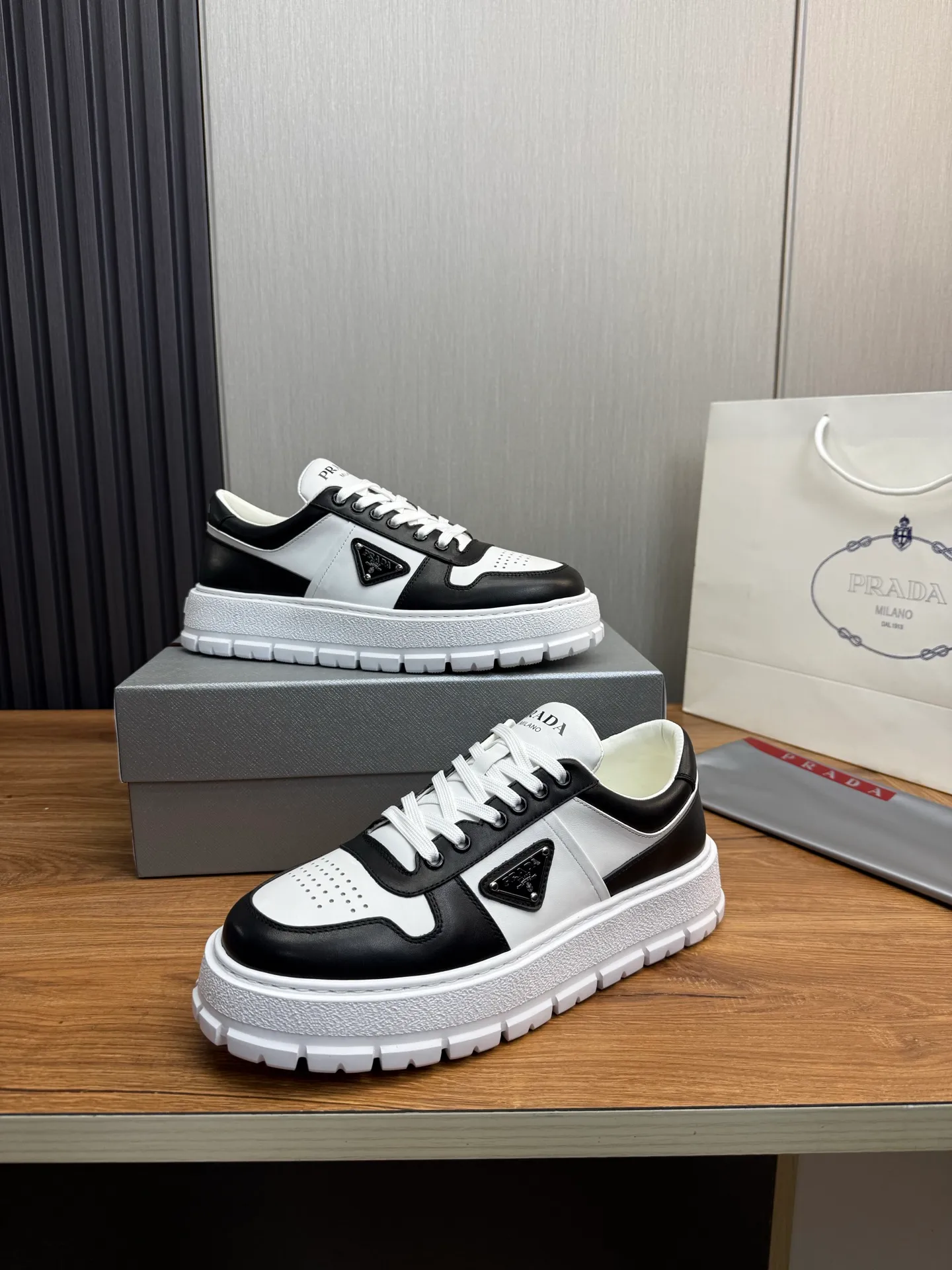 Men's shoes 💰620💰 [PRADA] Autumn and winter hot men's shoes are shipped 👏Official website synchronized ⬆️Original fly-woven cowhide fabric + cowhide lining, 1⃣️:1⃣️reproduction, original sole, 38-45 (45. Customized, non-refundable)